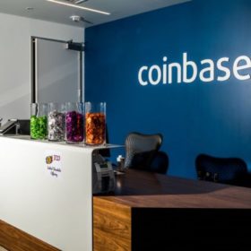Coinbase предлагает награду за стейкинг ATOM